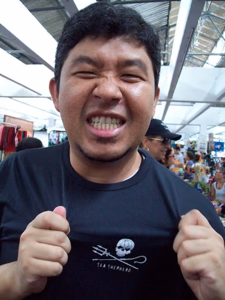 William Okubo se empolgou ao vestir a camiseta da Sea Shepherd. Foto: Carlos Crow/ ISSB